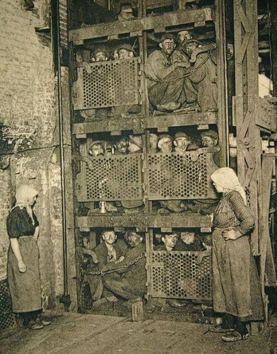 maxroser_italian-coal-miners-working-in-belgium-432x550