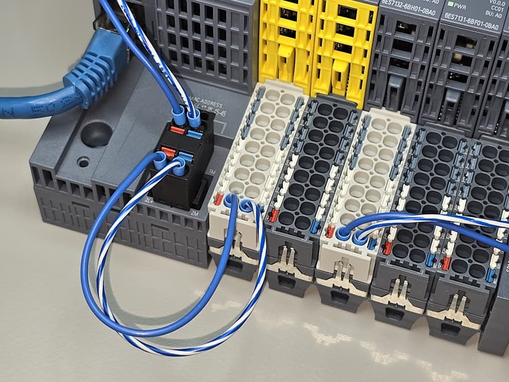 Figure 1: Close up view of the ET 200SP base units showing a daisy chain connection to the first base unit.