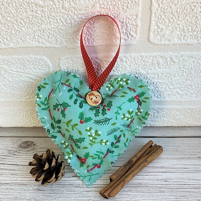 CHDEC025-030%20Christmas%20holly%20heart