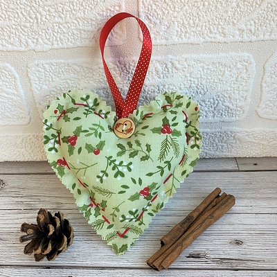 CHDEC019-024%20Christmas%20holly%20heart