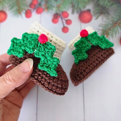 Christmas-pudding-booties-crochet-and-I-handmade