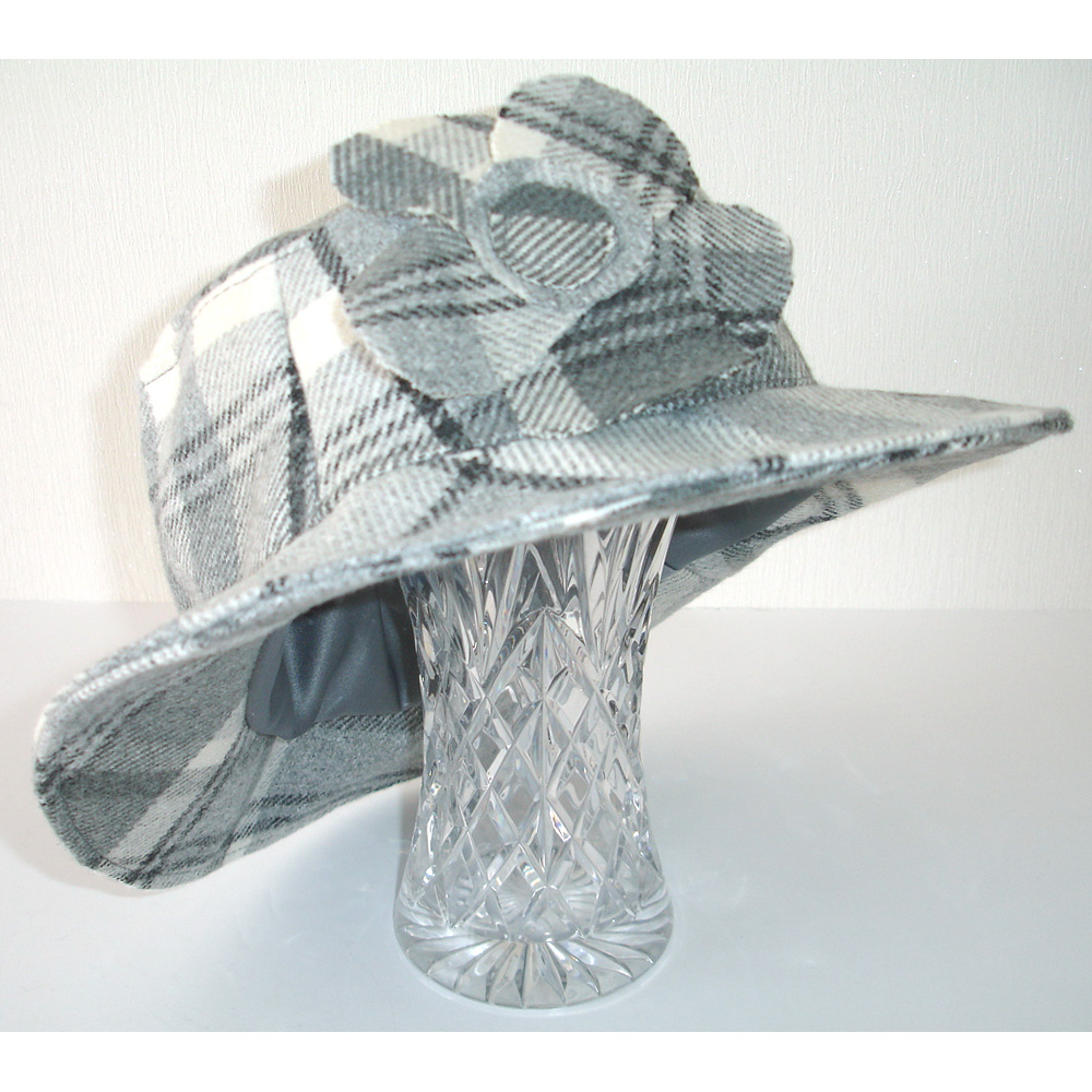 HatBucketWool-FeelTartanGreyCreamWithFlower-3