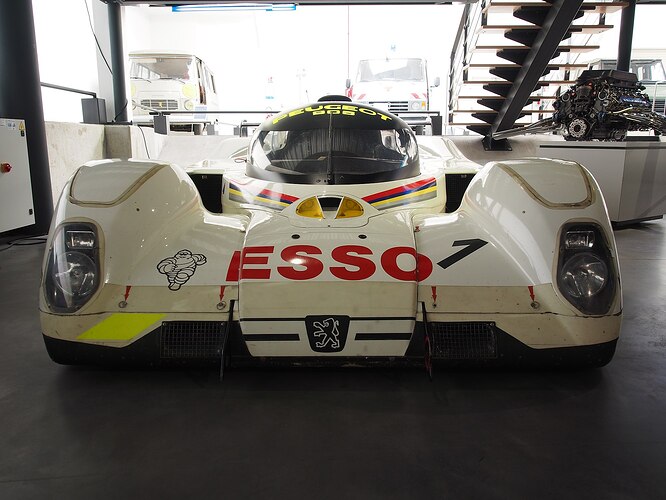 2000px-1992_Peugeot_905_Evolution_1.7_Le_Mans_winner,_driven_by_Derek_Warwick,_Yannick_Dalmas_and_Mark_Blundell_photo_1