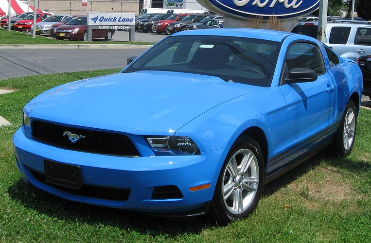 2000px-2010_Ford_Mustang_V6_2_--_07-01-2009