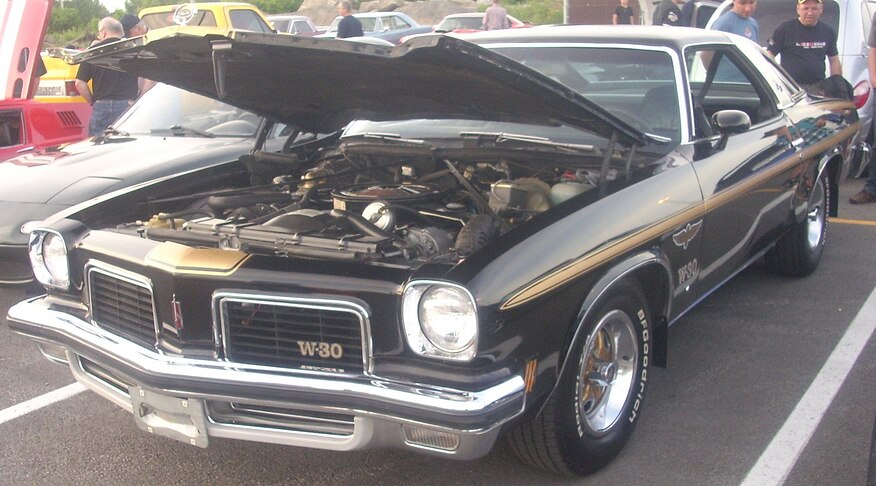 2000px-Oldsmobile_442_W-30_Coupe_(Centropolis_Laval_'10)