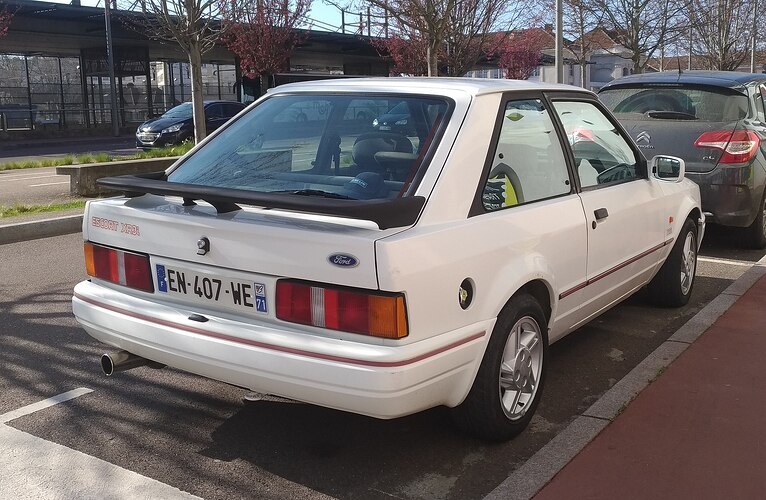 2000px-Ford_Escort_XR3i_(32826163827)