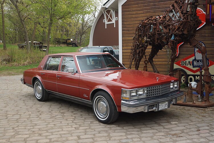 2000px-1976_Cadillac_Seville_(41190938545)