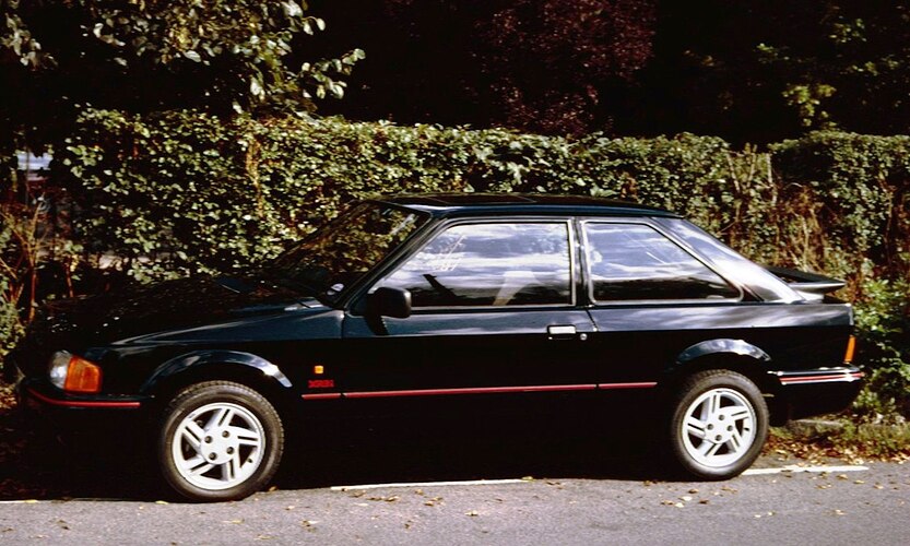 Ford_Escort_XR3i_with_Hedge