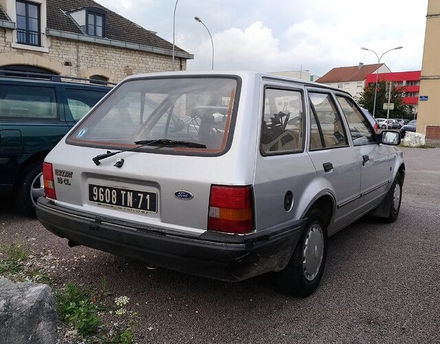 2000px-Ford_Escort_Break_(45467620101)