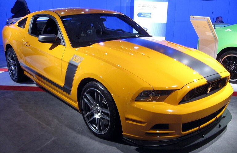 2000px-2013_Ford_Mustang_Boss_302_--_2012_NYIAS