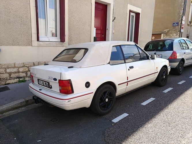 2000px-Ford_Escort_XR3I_Convertible_Limited_Edition_(39796889730)