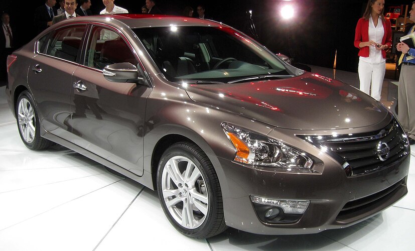 2000px-2013_Nissan_Altima_3.5SL_-_2012_NYIAS