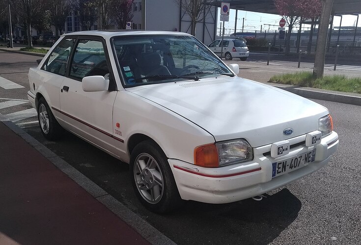 2000px-Ford_Escort_XR3i_(40803459803)