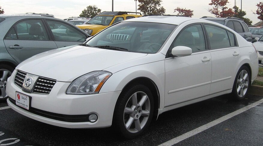 2000px-2004-2006_Nissan_Maxima_SE