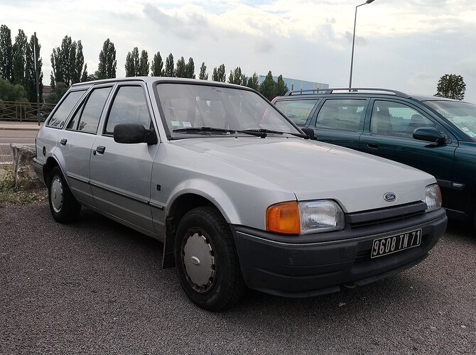 2000px-Ford_Escort_Break_(45467620381)