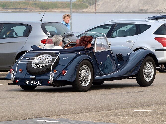 2000px-Morgan_4slash4_(1969),_Dutch_licence_registration_81-94-JJ_pic2