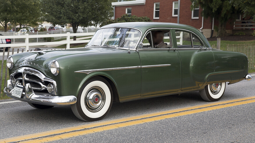 1951_Packard_200_Deluxe_4-door_Sedan_2401-2462,front_left(Hershey_2019)