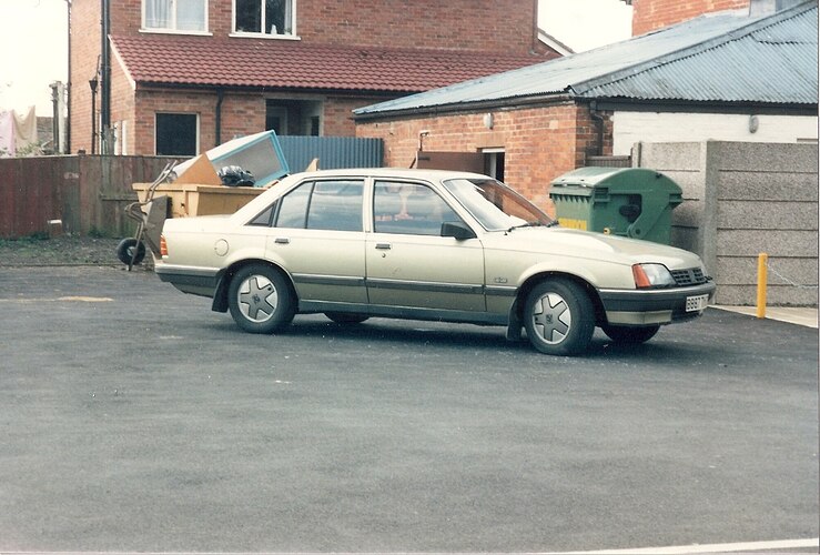 1984_Vauxhall_Carlton_(Mark_I)_CD_2.0_sedan_01