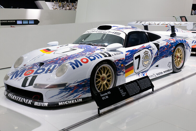 Porsche_911_GT1-96_front-left_Porsche_Museum