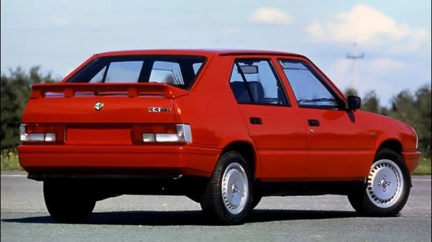 copertina-alfa-romeo-33-piccola-dal-cuore-sportivo