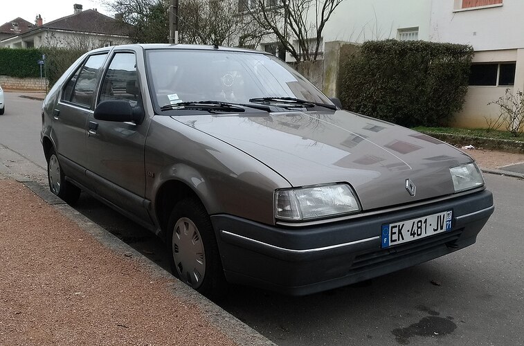 2000px-Renault_19_(46359867254)