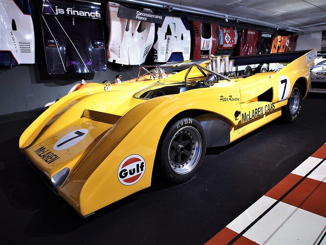 2000px-1971_McLaren_M8F_8.1_litre_8_cylinder_750hp_photo_2