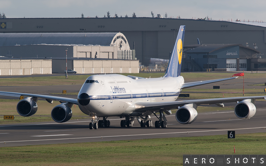 Lufthansa Boeing 747-8 (Retro Livery) - Features - Infinite