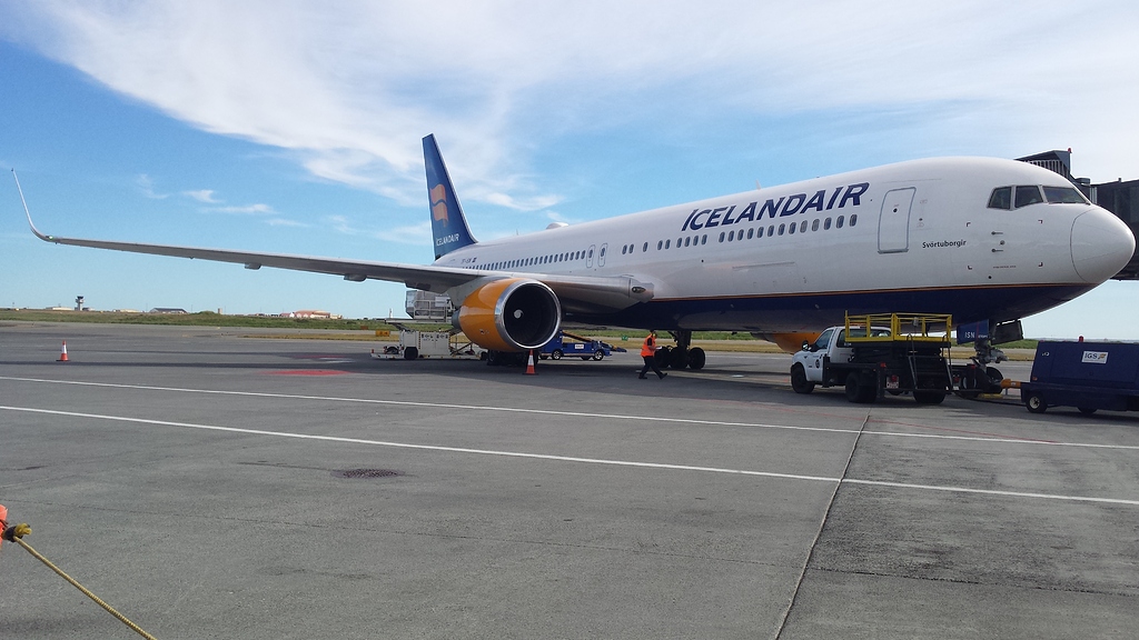 【Inflight200】Icelandair Boeing 767-300ER Icelandair Boeing 767-300 TF-ISN with stand die-cast