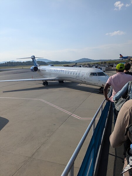 United Crappy Regional Jet