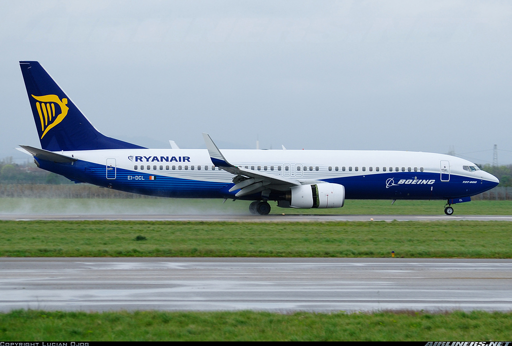 ライアンエア Airlinertags B737-800 コンビ色 Ryanair's Specially Painted Next-Generation 737-800 - Features