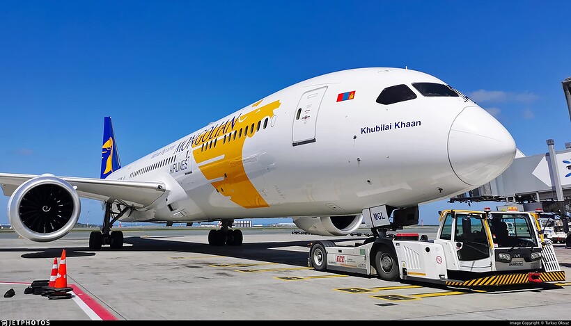 MIAT Mongolian Airlines モンゴル航空 787-9 NG PH4MGL2335.jpg