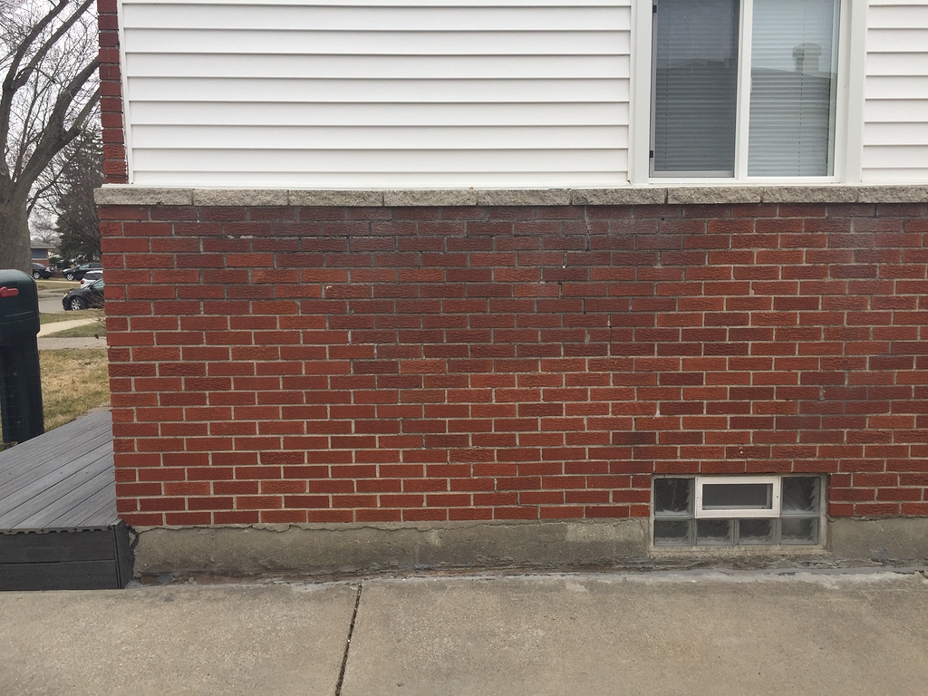 Brick siding looks like moisture InterNACHI®️ Forum