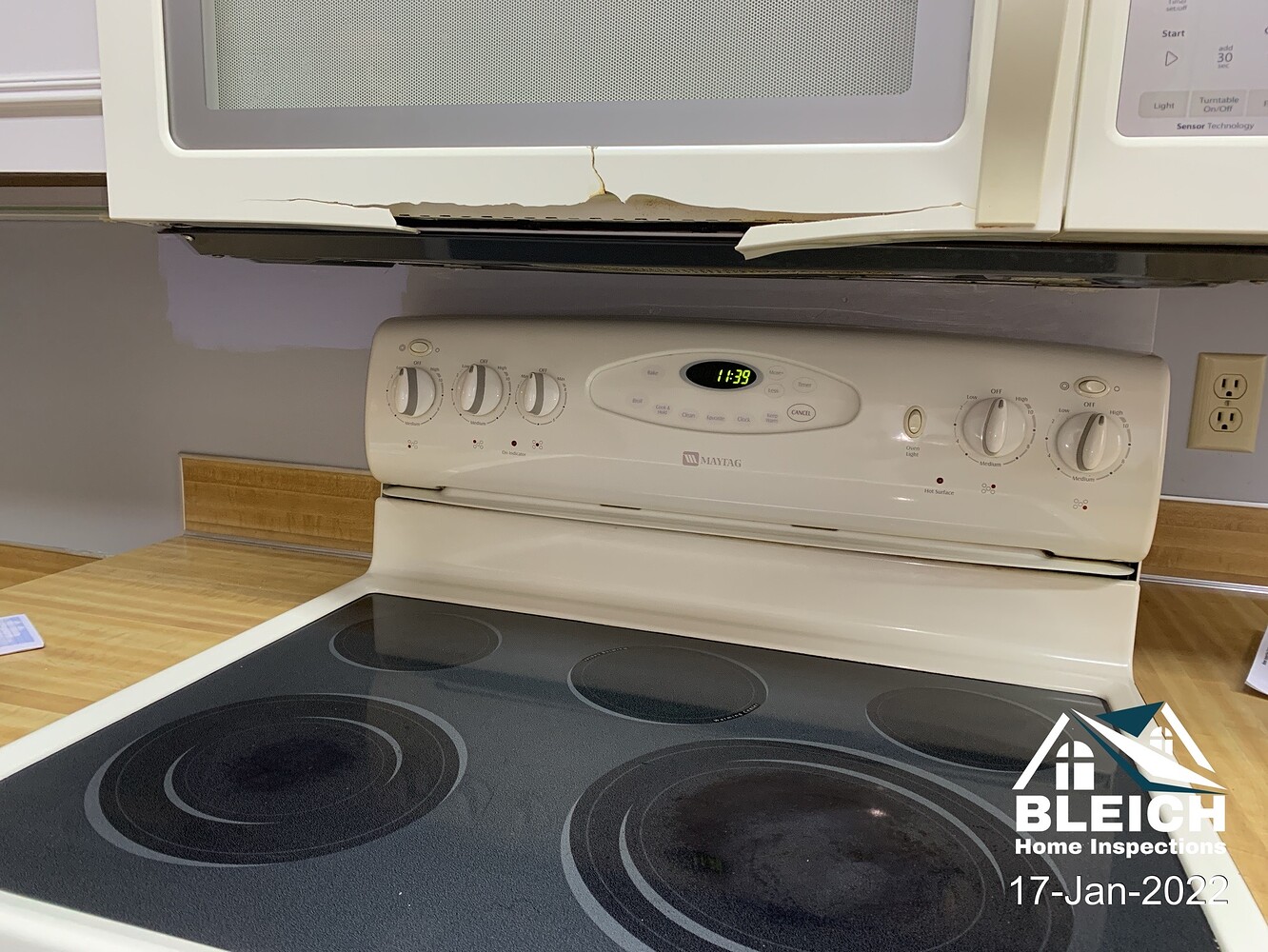 Microwave clearance from stovetop Interior Inspections InterNACHI®️