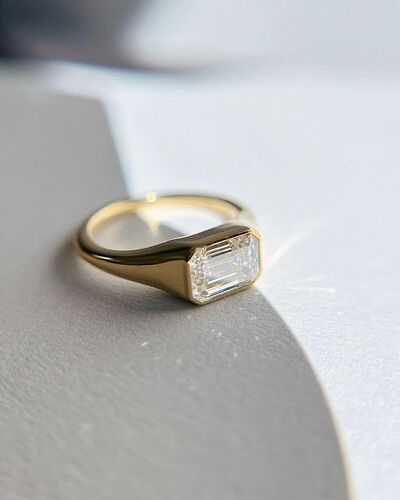 Signet emeral ring